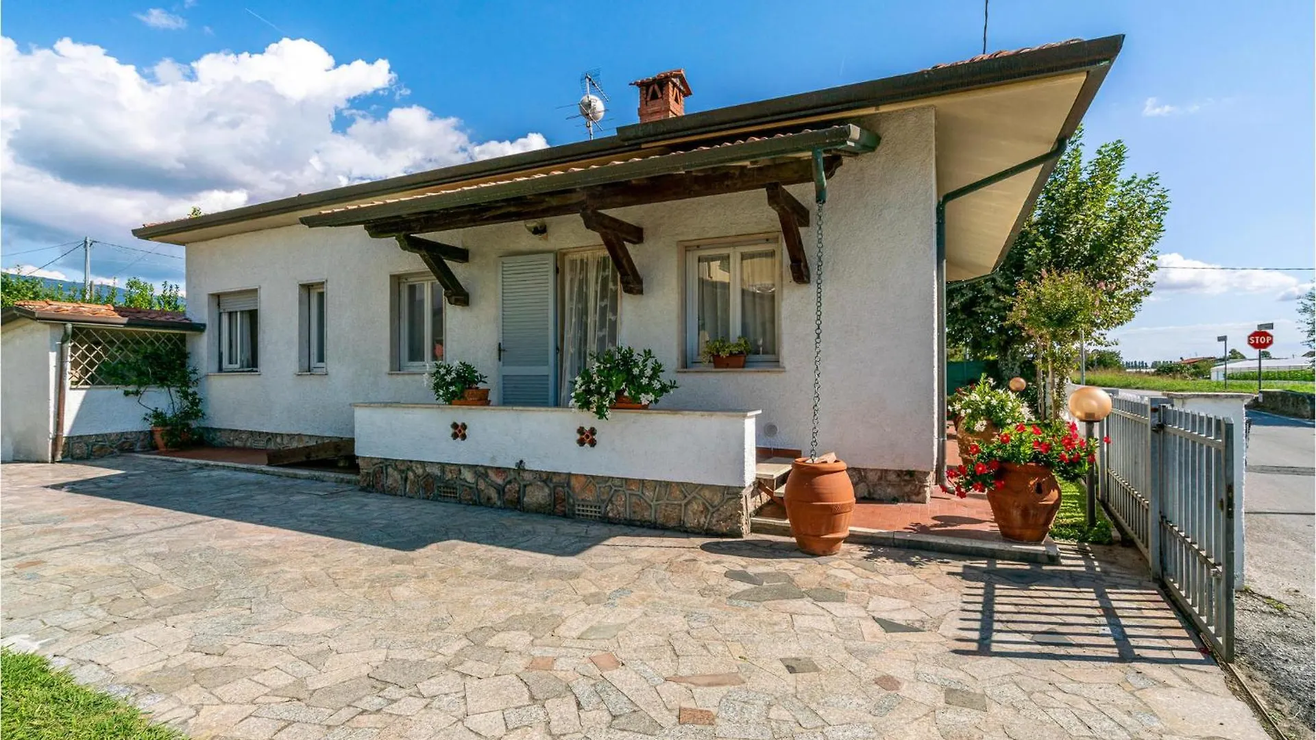 Nice Home In Capezzano Pianore With Kitchen Nyaraló
